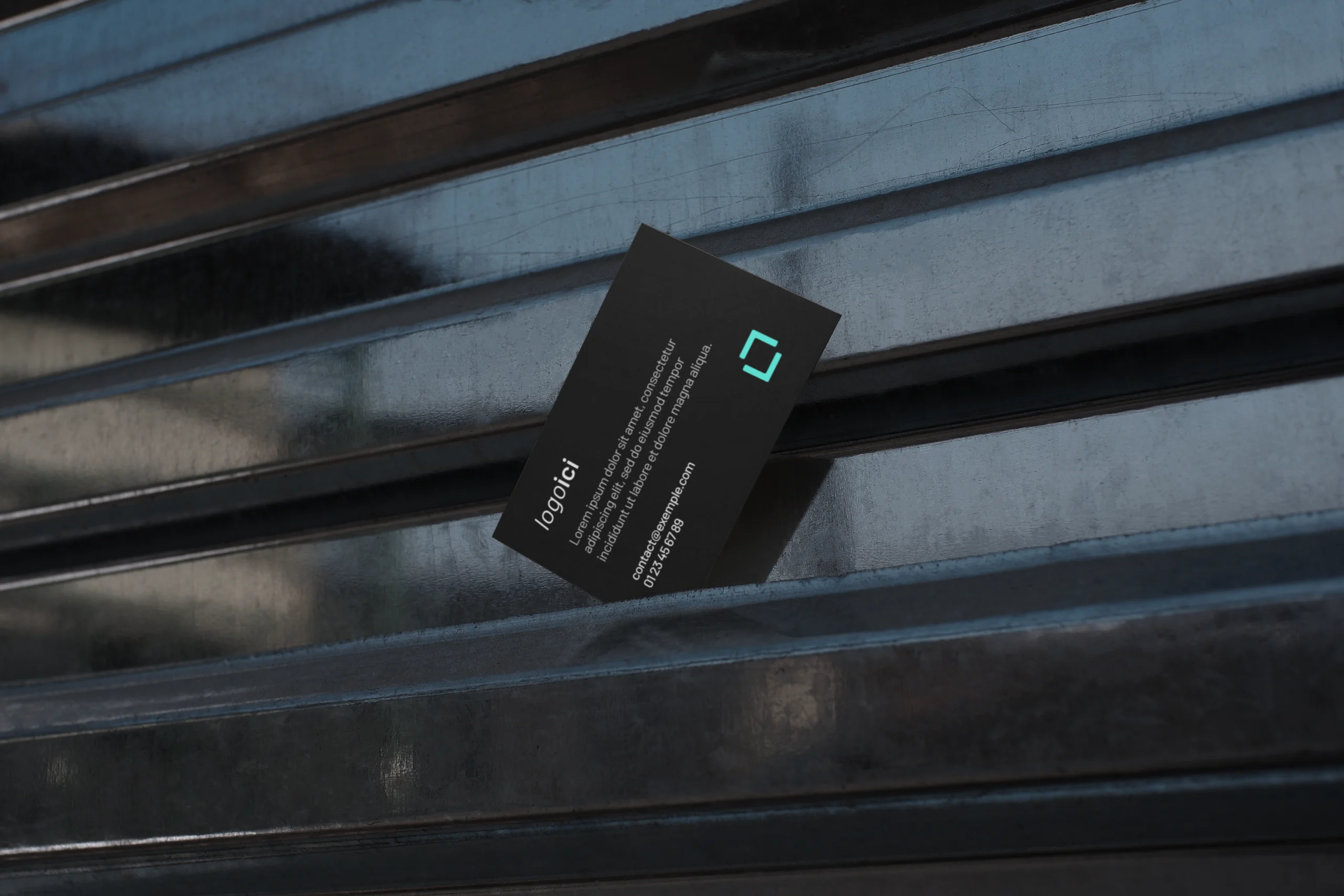 Unmark_Business-card_on _metal_3000px
